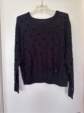 Trendy hole-y sweater♟️